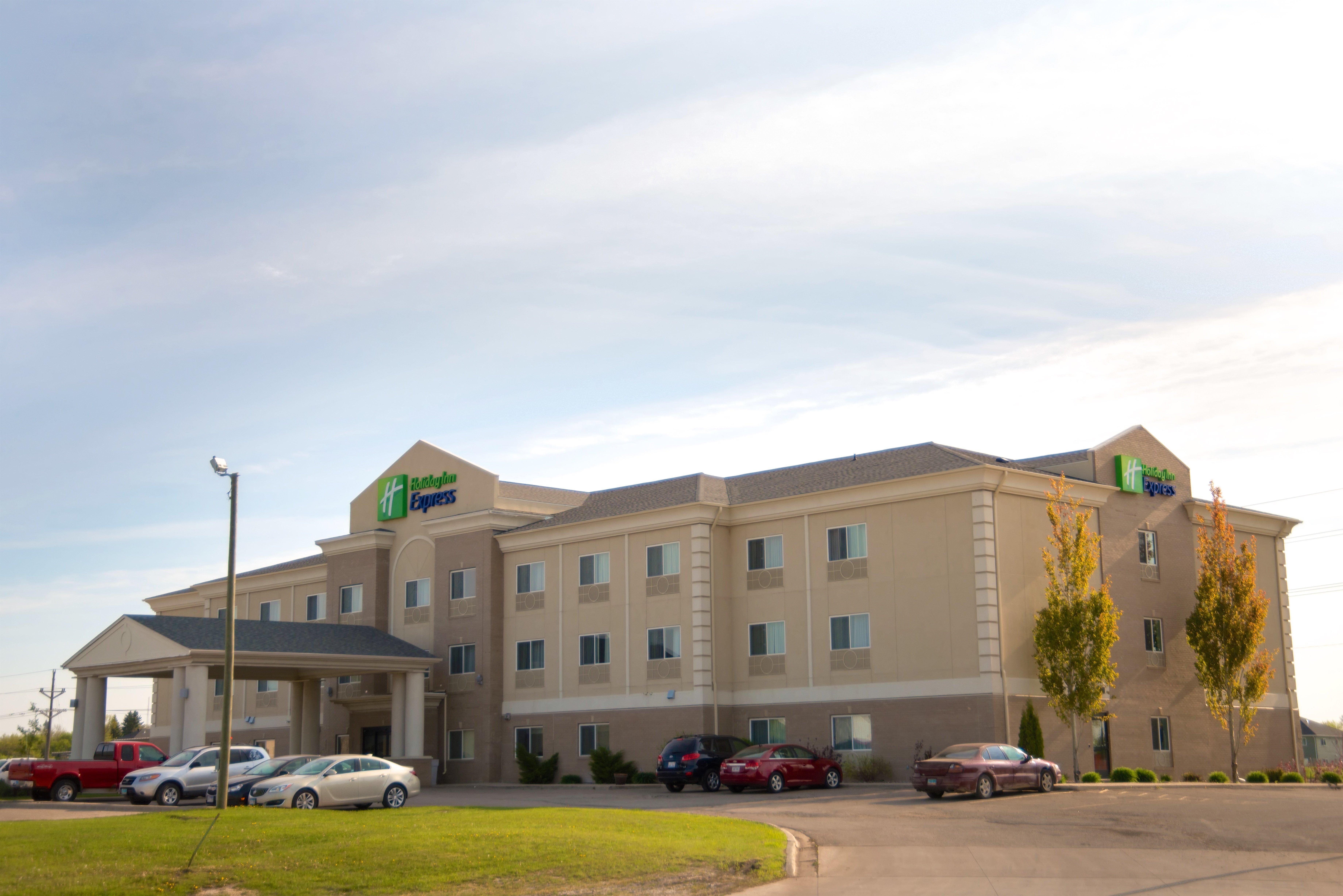 Holiday Inn Express Devils Lake By Ihg Екстериор снимка