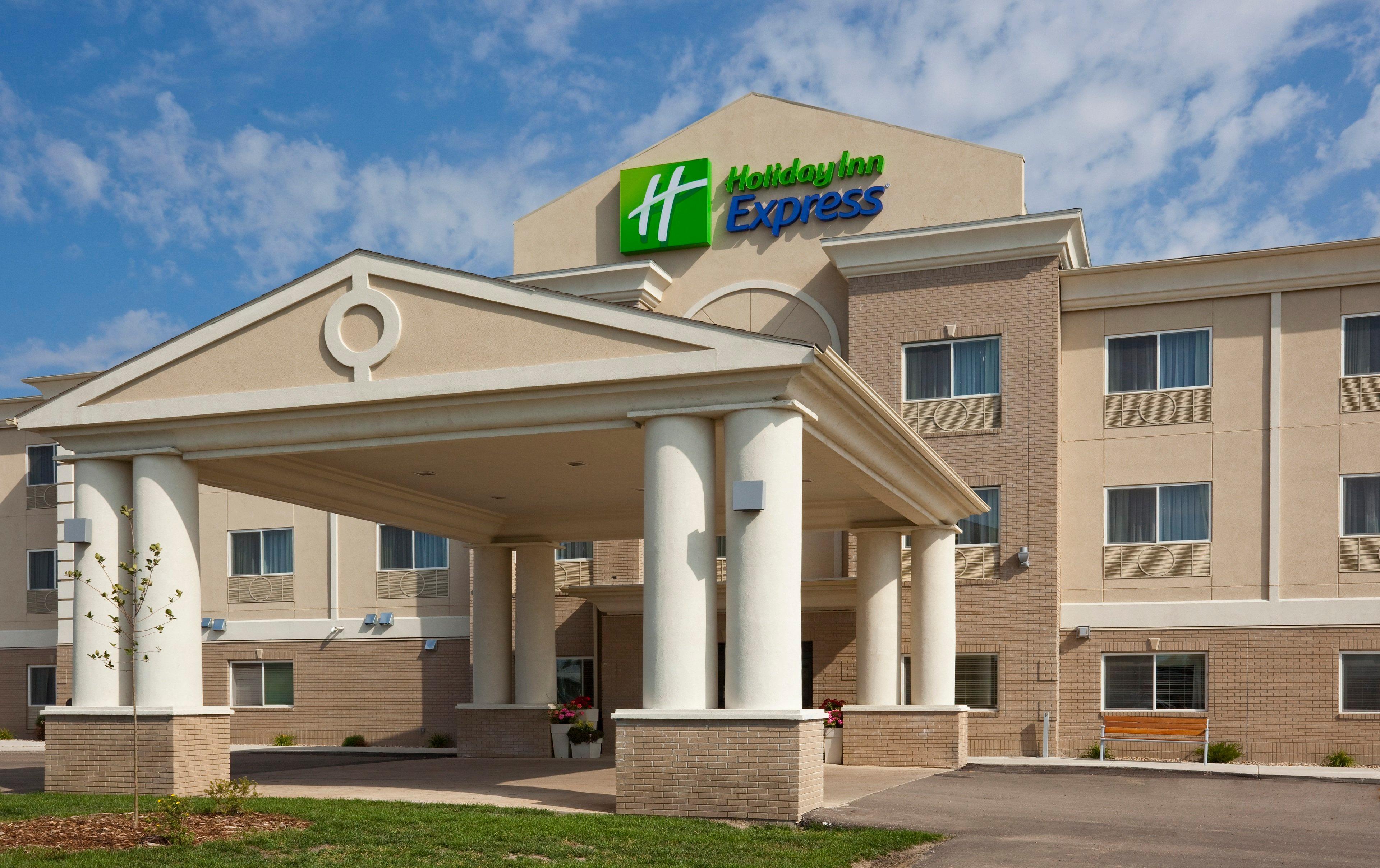 Holiday Inn Express Devils Lake By Ihg Екстериор снимка