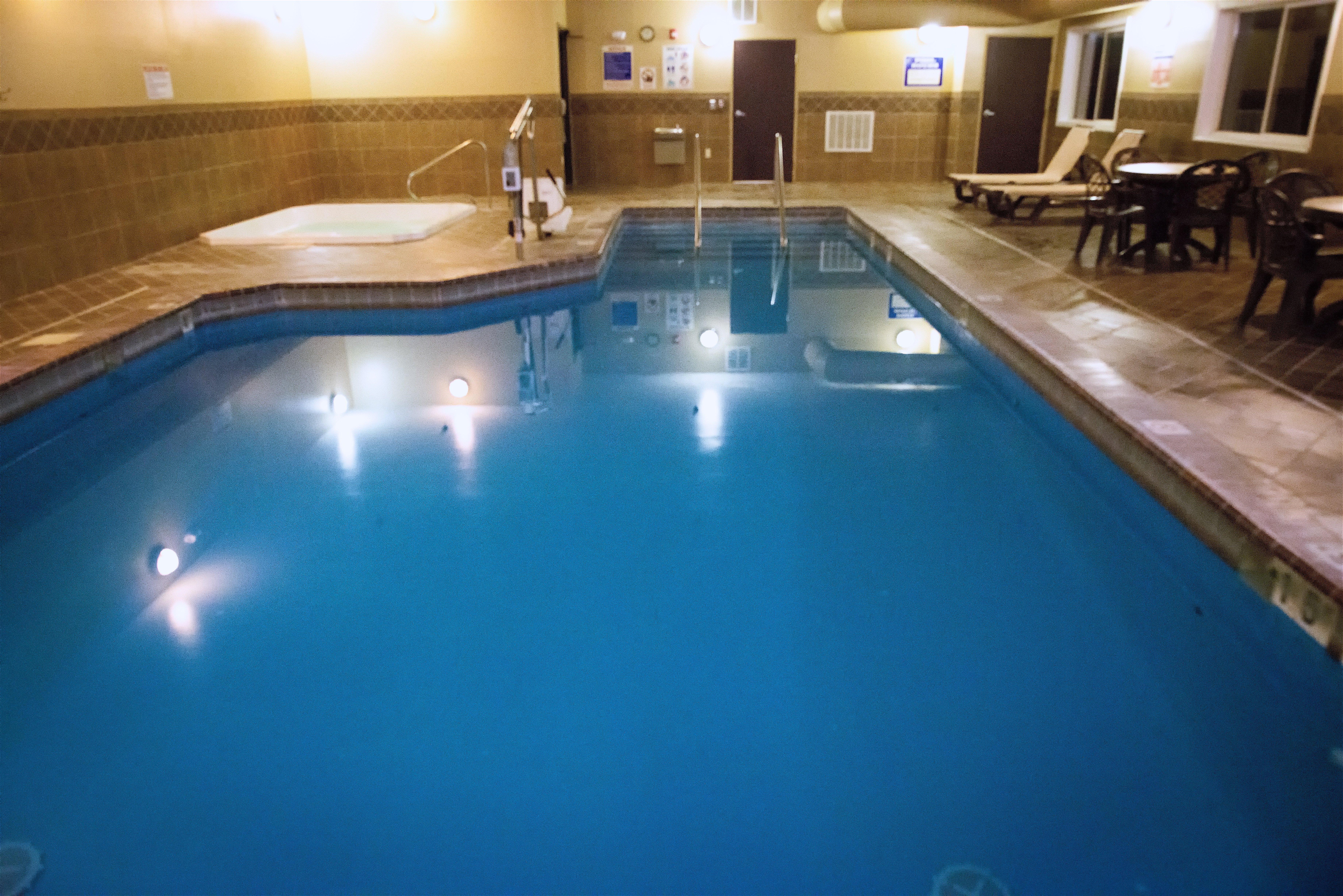 Holiday Inn Express Devils Lake By Ihg Екстериор снимка