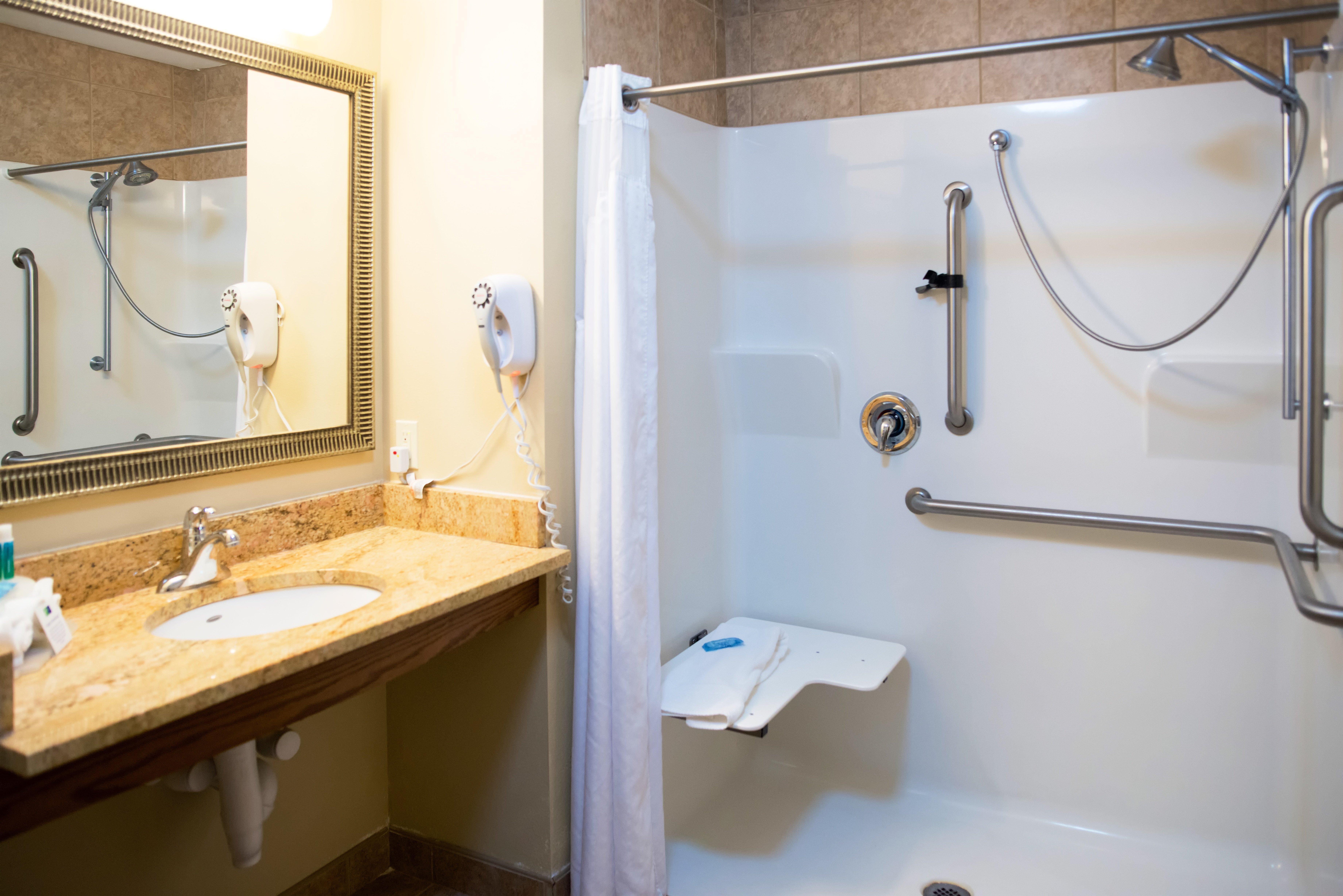 Holiday Inn Express Devils Lake By Ihg Екстериор снимка