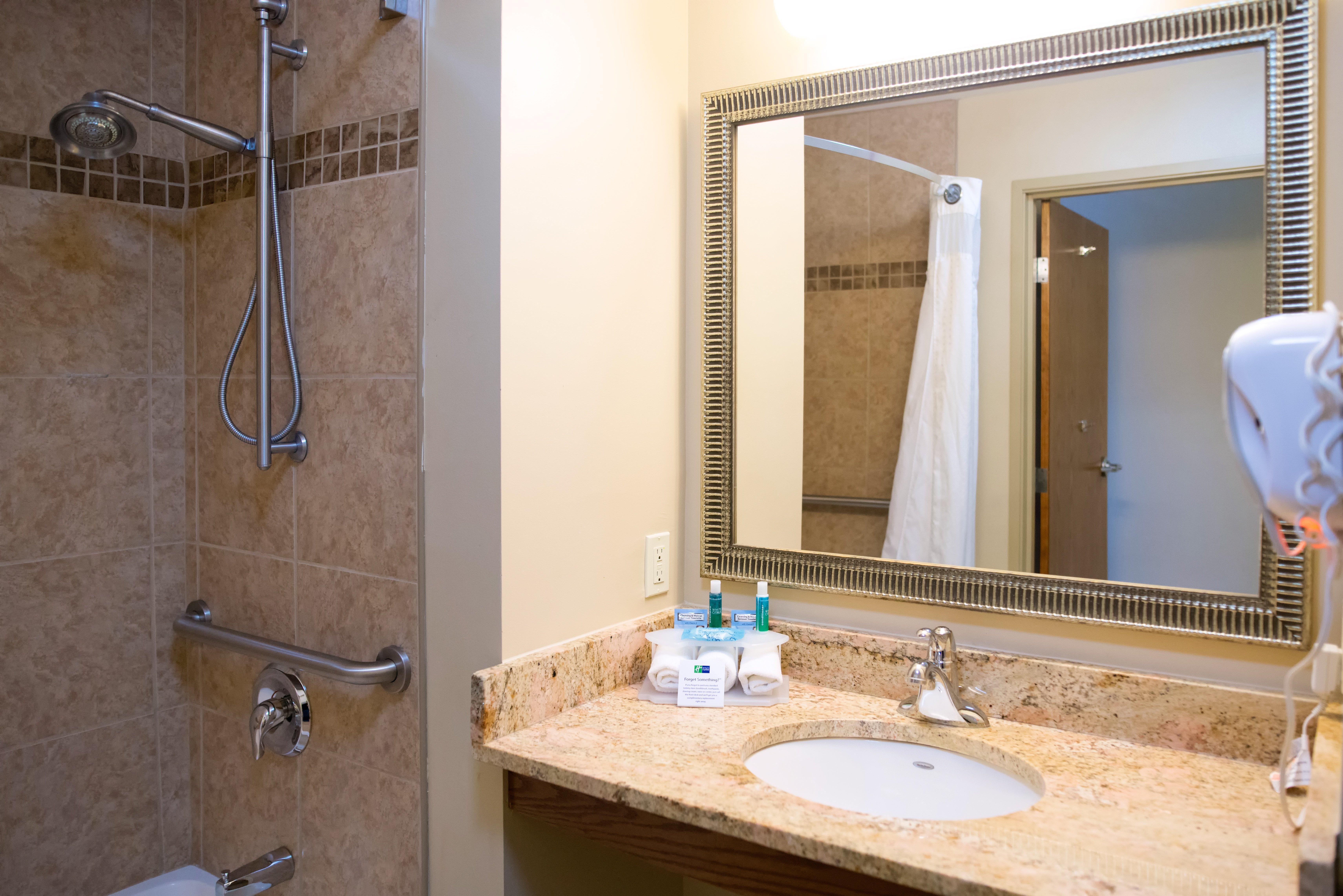 Holiday Inn Express Devils Lake By Ihg Екстериор снимка
