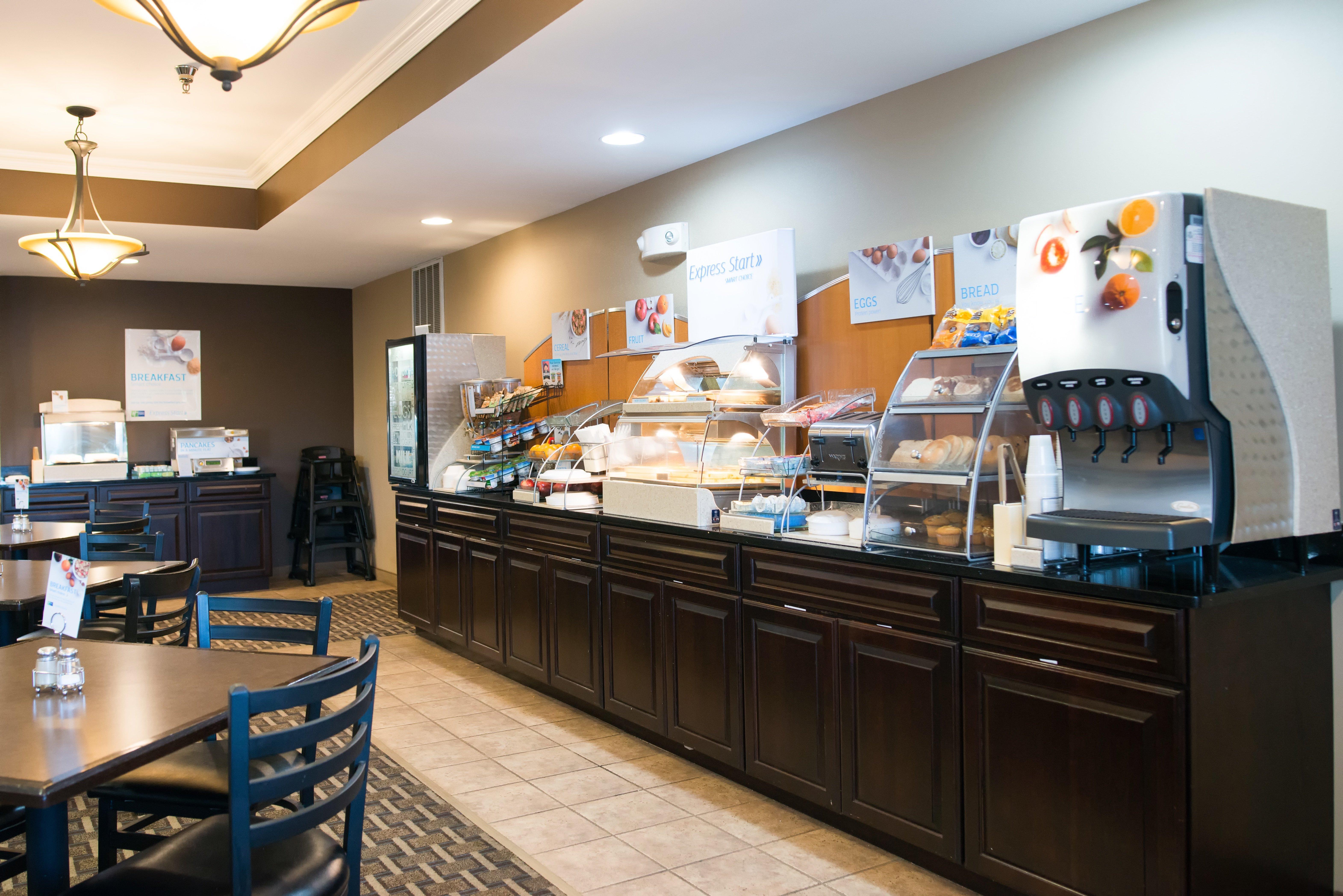 Holiday Inn Express Devils Lake By Ihg Екстериор снимка