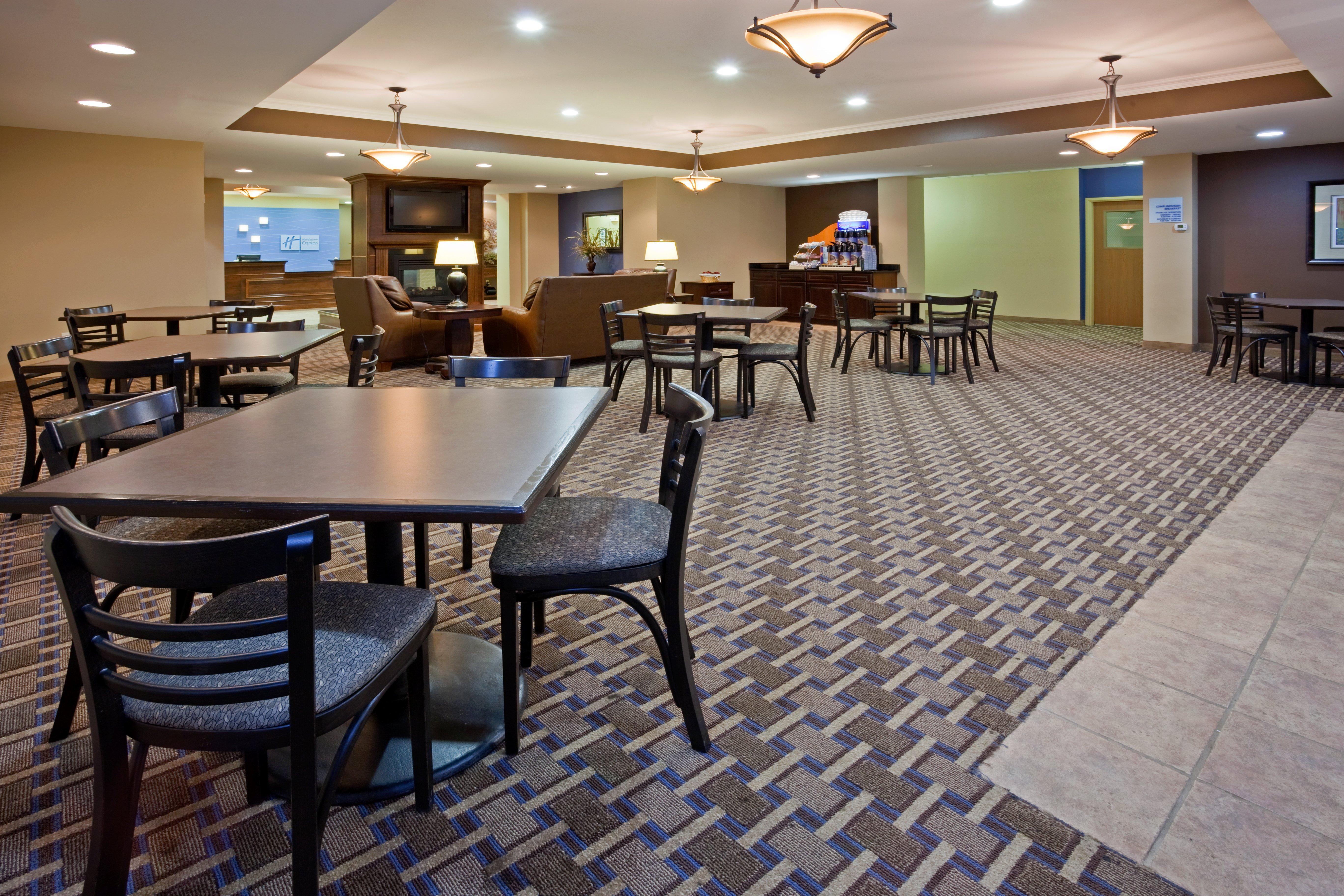 Holiday Inn Express Devils Lake By Ihg Екстериор снимка