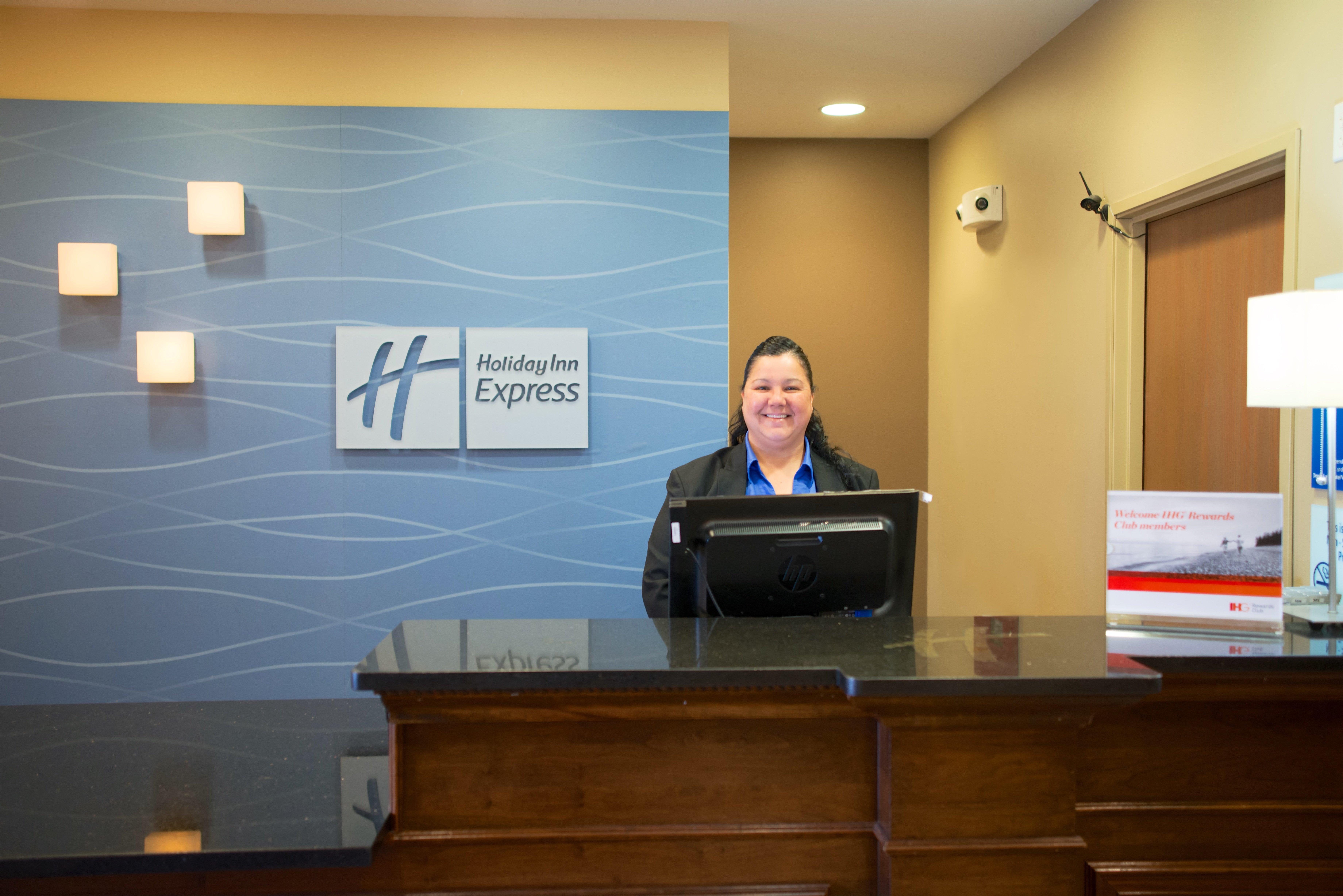 Holiday Inn Express Devils Lake By Ihg Екстериор снимка