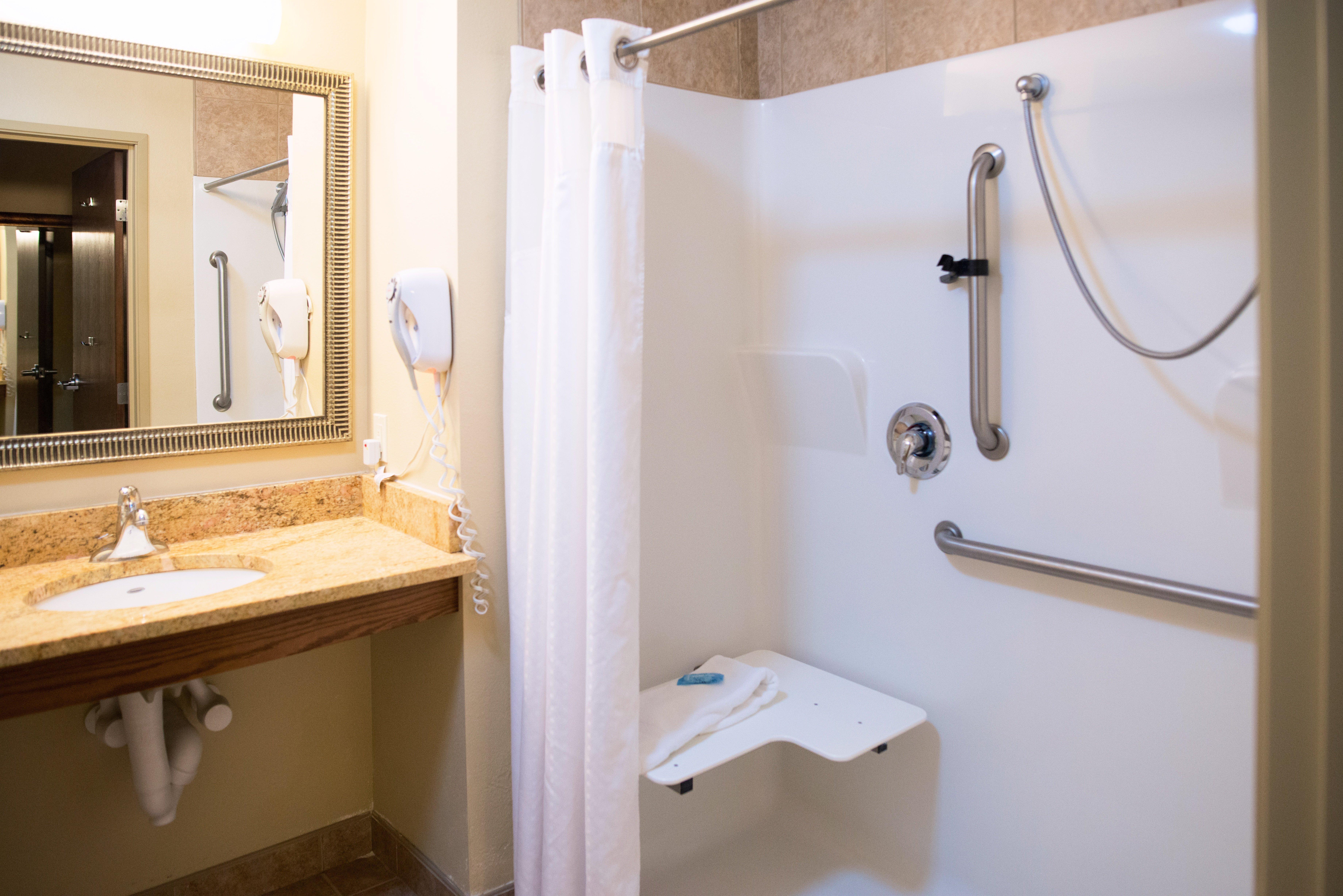 Holiday Inn Express Devils Lake By Ihg Екстериор снимка