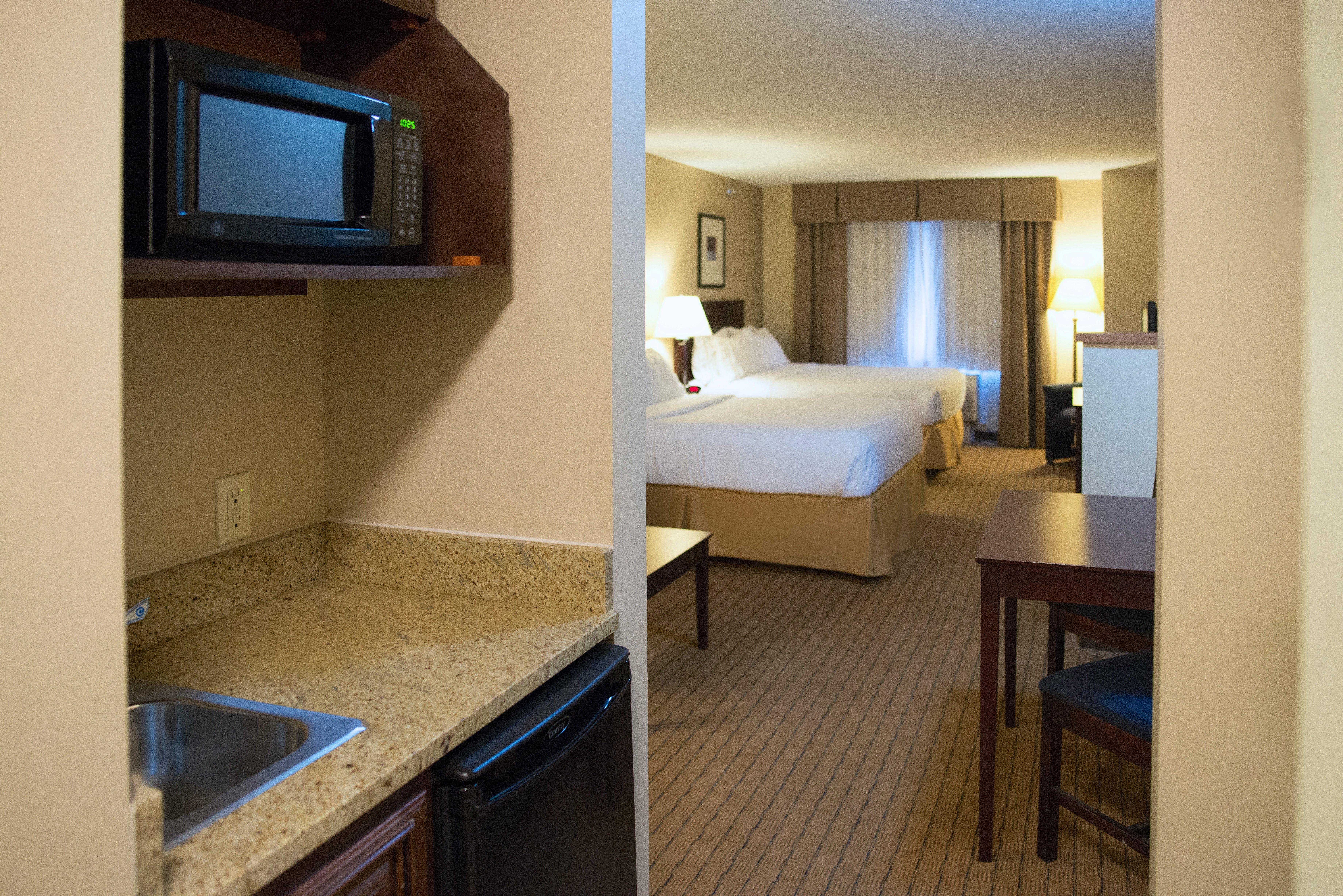Holiday Inn Express Devils Lake By Ihg Екстериор снимка