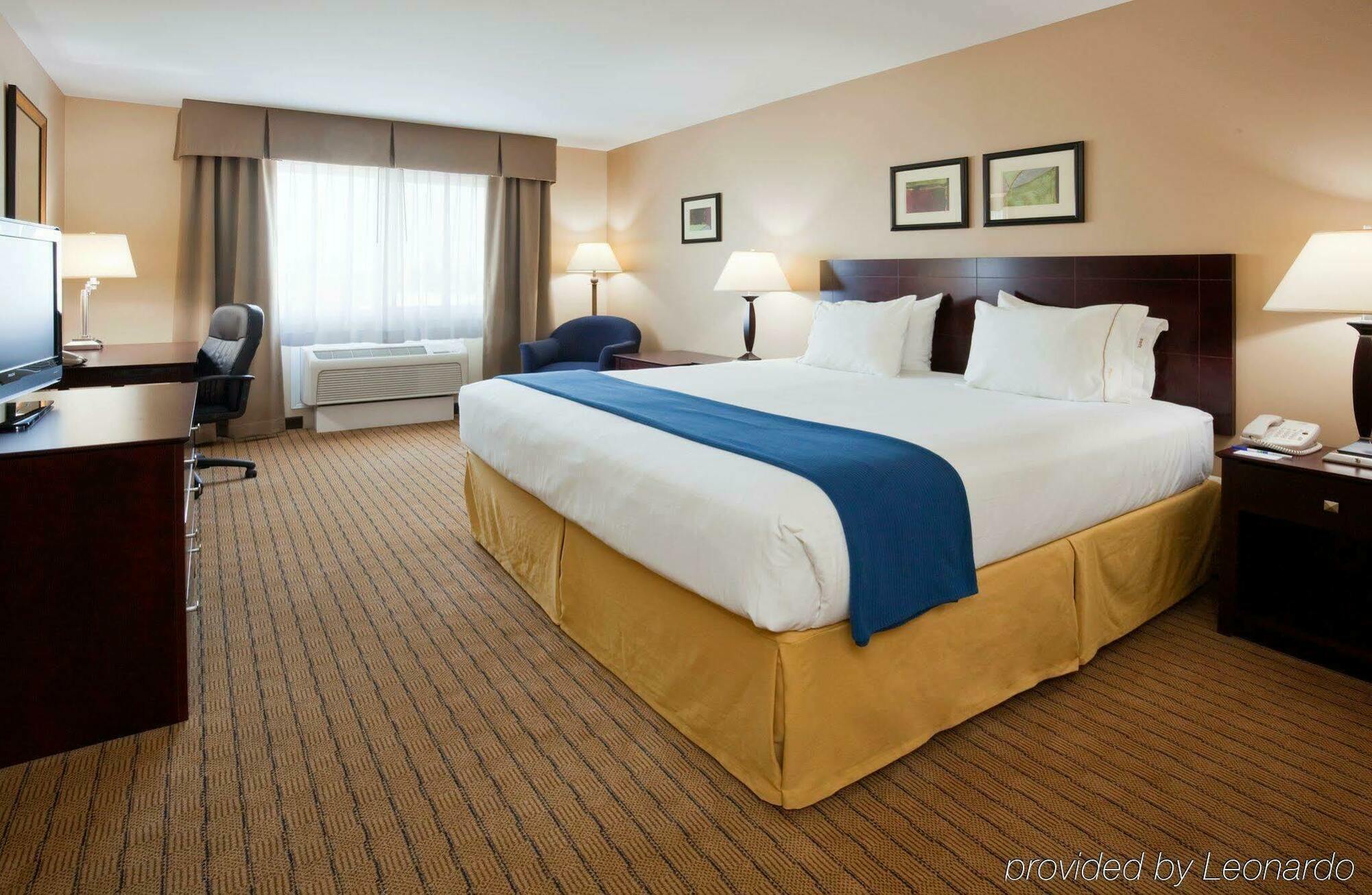 Holiday Inn Express Devils Lake By Ihg Екстериор снимка